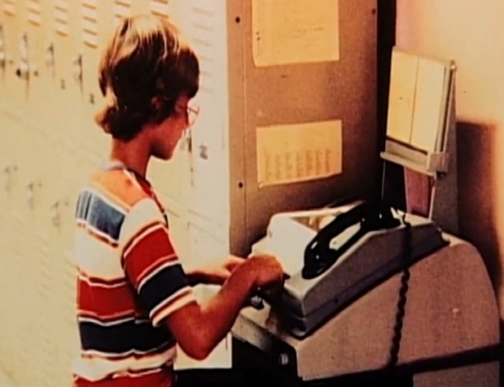 초기 모델 컴퓨터 앞에 앉은 젊은 제프 베조스. 