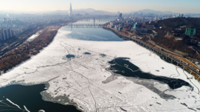 [사진] 얼어붙은 한강 … 한파 오늘 차츰 풀려