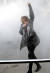 이란의 테헤란 대학 구내에서 지난달 30일 한 여학생이 최루탄 연기가 자욱한 가운데 반정부 구호를 외치고 있다. 지난 5일 테헤란에서 친정부 시위대가 미국 성조기를 불태우고 있다. [AP=연합뉴스]