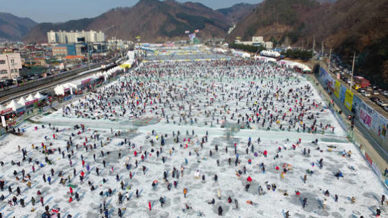 화천산천어축제 하루 방문객 22만명…역대 최다 기록 흥행몰이