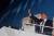 12일 미 플로리다주 웨스트팜비치 공항에 내려 인사하는 도널드 트럼프 대통령 [AFP=연합뉴스]