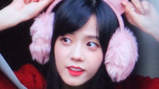 PHOTOS: JISOO of BLACKPINK Dons Pink Earmuffs and the Internet Explodes