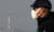 한파가 물러가고 미세먼지 수치가 &#39;나쁨&#39; 수준을 보인 14일 오후 서울 서초구 반포한강공원에서 시민들이 마스크를 쓴 채 잰걸음을 옮기고 있다. [뉴스1]
