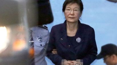 박근혜 전 대통령 “무릎·허리디스크로 재판 못나가” 