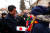 리투아니아의 &#39;스기하라 지우네 박물관&#39;을 찾은 아베 신조 일본 총리가 지역 주민들로부터 환영을 받고 있다. [로이터=연합뉴스]