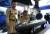 지난해 11월 태국 방콩에서 열린 방위산업 전시회에서 태국 해군 장교들이 중국 위안급 잠수함 모형을 보고 있다. 태국은 위안군 잠수함 1척을 도입하기로 했다. [방콕 EPA=연합뉴스] 