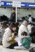 2007년 12월 12일 서울역에서 엄마와 함께온 어린이가 고향으로 갈 기차표 구매를 위해 구입신청서를 작성하고 있다. [중앙포토]