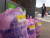 강원도 평창군청 앞 쓰레기수거장에서 한 주민이 종량제 봉투를 버리고 있다. [중앙포토]