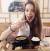 안젤리나 다닐로바는 2014년 러시아 상트페테르부르크국립공대에서 공부하던 시절 한국 식당에 찾아가 비빔밥과 찌개를 맛있게 먹었다. 속칭 ‘먹방’으로 불리는 사진 하나를 인스타그램에 올렸다. 2014년에 올렸던 이 사진을 2015년 한국의 한 블로거가 우연히 발견했다. ‘한국 남자랑 결혼하길 원하는 러시아 모델’이란 설명을 붙여 포스트에 올렸다. 다닐로바가 그런 말을 한 적 없지만 SNS와 각종 인터넷 언론은 이를 퍼 날랐고, 팔로워는 급증했다. 