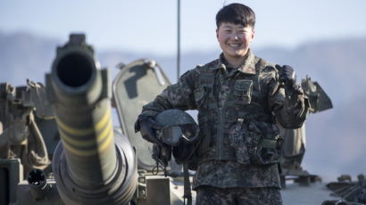 [서소문사진관]53톤 전차 조종하는 최초의 여군, 임현진 하사