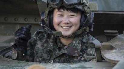전군 최초ㆍ유일의 여군 전차 조종수 임현진 하사