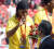 브라질의 호나우지뉴 선수가 23일 베이징주경기장에서 열린 시상식에서 동메달을 수상한 뒤 대한축구협회 정몽준회장과 인사를 나누고 있다. [ 베이징 = 올림픽사진공동취재단 ]