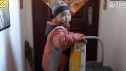 ‘눈송이 소년’ 이어 ‘배달 소년’…빈곤아동에 중국 또 울었다