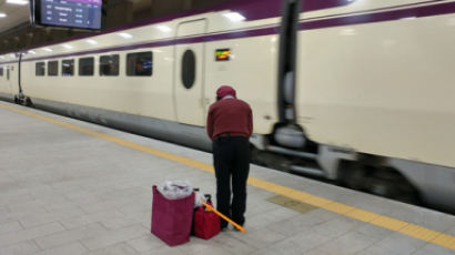 수서역 청소노동자, '열차'에 허리 숙여 인사하는 모습 논란 