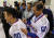 문재인 대통령이 남자 아이스하키 이돈구 선수의 유니폼에 사인을 하고 있다. 청와대사진기자단