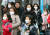 올해 들어 두 번째 미세먼지 비상저감조치가 발령된 17일 오후 서울 광화문광장에서 시민들이 마스크를 쓴 채 걷고 있다. 김경록 기자 