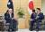 아베 신조(安倍晋三·오른쪽) 일본 총리가 18일 자국을 찾은 맬컴 턴블 호주 총리와 회담하고 있다. [교도=연합뉴스]