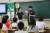 홍정인씨(오른쪽)가 초등학생들 앞에서 장애 인식 개선 수업을 진행하고 있다. [사진 하트하트재단]