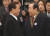 1998년 2월 25일 여의도 국회의사당 광장에서 열린 15대 대통령 취임식에서 김대중 당시 대통령(왼쪽)이 김영삼 전 대통령과 인사를 하고 있다. [중앙포토]