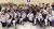 문재인 대통령이 남녀 아이스하키 선수단에게 받은 기념 유니폼을 입고 기념촬영을 하고 있다. 청와대사진기자단