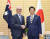 아베 신조(安倍晋三·오른쪽) 일본 총리가 18일 자국을 찾은 맬컴 턴불 호주 총리와 회담하기에 앞서 악수하고 있다.[교도=연합뉴스]