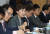 김현미 국토교통부 장관(오른쪽에서 네번째)이 18일 오후 서울 서대문구 사회적경제마을센터에서 열린 주거복지협의체 제1차 회의에서 인사말을 하고 있다. [연합뉴스]
