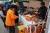 함양 곶감 축제장에서 시민들이 곶감을 구입하고 있다. [사진 경남도]