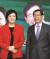 2011년 10월 26일 서울시장 보궐선거를 앞두고 열린 TV토론에 앞서 박원순 무소속 후보와 박영선 민주당 후보가 인사말을 하고 있다. 