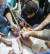 시리아 정부군이 반군 거점인 동부 구타지역의 메스라바를 공습해 25명 이상이 숨졌다. 사진은 한 아기가 응급처치를 받고 있는 모습. [EPA=연합뉴스]