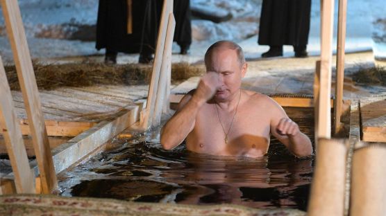 [Visual News]푸틴, 상의 탈의한 채 얼음물에 풍덩, 왜 그랬을까?
