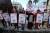 튀니지 시민들이 반정부 시위에 나섰다가 숨진 희생자의 이름이 적힌 플래카드를 들고 항의하고 있다. [EPA=연합뉴스]