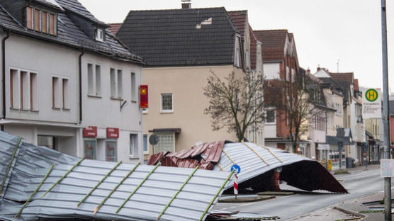 사람까지 날려버리는 '살인 폭풍'…유럽서 10여명 사망