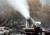 미세먼지를 제거하기 위해 중국 베이징에 등장한 물대포. [사진 People&#39;s Dailiy Onliine]