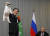 지난해 10월 베르디무하메도프 투르크메니스탄 대통령(왼쪽)이 블라디미르 푸틴 러시아 대통령에게 선물한 강아지를 들어보이고 있다. [ AP=연합뉴스]