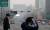 올 들어 세번째 서울을 비롯한 수도권에 미세먼지 비상저감조치가 발령된 18일 마스크를 착용한 시민들이 서울 광화문 횡단보도를 걷고 있다. 김상선 기자