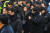 현송월 삼지연관현악단 단장이 21일 검은색 점퍼를 입은 요원들에 둘러싸인 채 강릉으로 이동하기 위해 서울역에 도착하고 있다. 오종택 기자