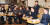 안철수 국민의당 대표(오른쪽)와 유승민 바른정당 대표가 21이 오후 서울 여의도 국회 인근 한 카페에서 열린 공동기자회견에서 양당의 통합일정에 대해 이야기하고 있다. 변선구 기자 