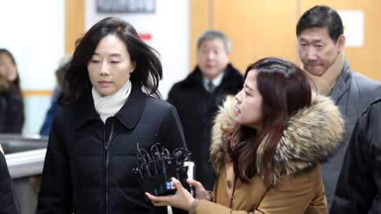 "박근혜도 '블랙리스트' 공범"…조윤선은 법정구속