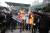 보수단체회원들이 22일 서울역에서 인공기 화형식을 하고 있다. 오종택 기자