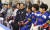 문재인 대통령이 17일 충북 진천 국가대표 선수촌을 방문해 여자 아이스하키 선수단을 만났다. 청와대 사진기자단