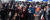 농아인 사기단 &#39;행복팀&#39;에 대한 선고가 내려진 23일 재판이 열린 창원지방법원 앞에서 피해 농아인들이 선고 결과에 대한 발표를 듣고 있다.[연합뉴스]