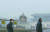 올 들어 세번째 서울을 비롯한 수도권에 미세먼지 비상저감조치가 발령된 18일 마스크를 착용한 시민들이 서울 광화문 횡단보도를 걷고 있다. [중앙 포토]