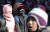  관광객들이 23일 오후 서울 명동에서 모자와 마스크로 얼굴을 가리고 걸어가고 있다. 김경록 기자