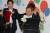  문재인 대통령은 24일 서울 도봉구의 한그루 어린이집을 방문해 유아 보육 현장의 목소리를 청취했다. 문 대통령이 간담회에 앞서 열린 놀이 프로그램에서 &#39;즉석마술&#39;을 시연하고 있다.김상선 기자