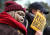지난해 12월 28일 서울 종로구 주한일본대사관 앞에서 평화나비 네트워크 등 대학생 단체 회원들이 2015 한일 합의 즉각 폐기를 촉구하는 기자회견을 하고 있다. [연합뉴스]