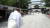 야스쿠니 신사 앞에서 신관 복장을 한 사람이 목례를 하고 있다. [중앙포토]