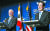 송영무 국방부 장관(오른쪽)과 제임스 매티스 미국 국방장관이 지난해 10월28일 국방부에서 한ㆍ미 안보협의회(SCM) 공동 기자회견에서 웃고 있다. [뉴스1]
