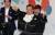 문재인 대통령이 최현우 마술사와 함께 어린이들 앞에서 마술 공연을 하고 있다. 김상선 기자