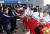 대한민국 여자 아이스하키 선수단이 평창동계올림픽에서 단일팀으로 함께 뛸 북한 선수단에게 25일 충북 진천군 진천 국가대표선수촌 빙상장 앞에서 처음으로 만나 꽃다발을 건네주며 환영하고 있다. 사진공동취재단