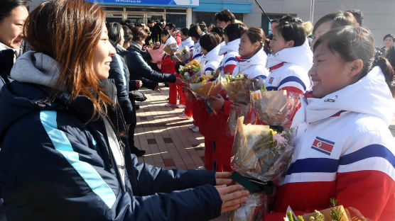 [서소문사진관]꽃다발 건네며 첫 만남, 남북 아이스하키 선수들